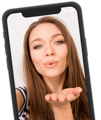 Donna che manda un bacio dallo schermo dello smartphone
