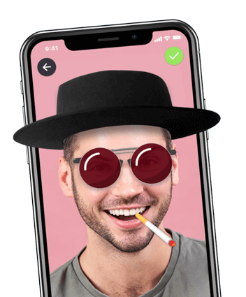 Uomo con cappello virtuale e occhiali da sole sullo schermo del telefono.